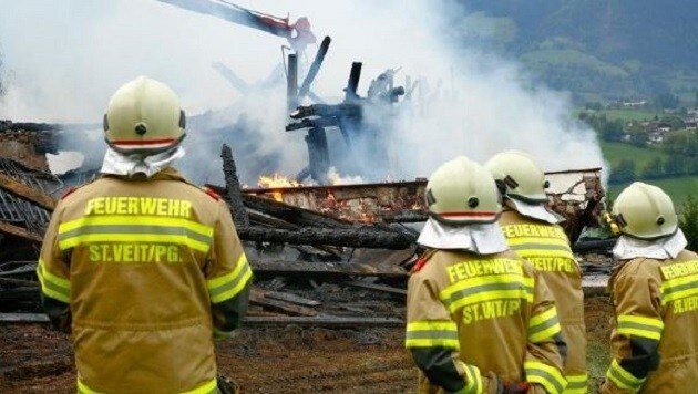 Die Feuerwehrleute von St. Veit kämpften stundenlang gegen den Großbrand an. (Bild: Gerhard Schiel)