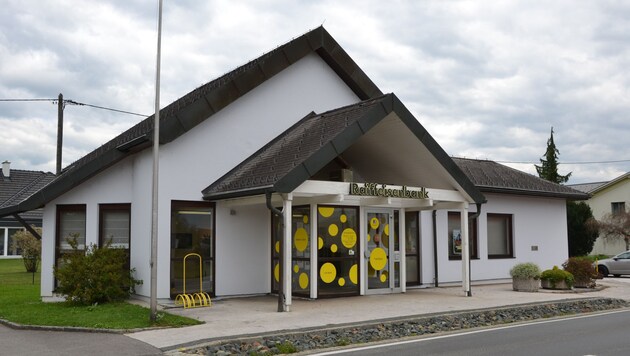Mit einer Bankomatkarte verschaffte sich der Täter Zutritt zur Bankfiliale in Tainach. (Bild: Katrin Fister)