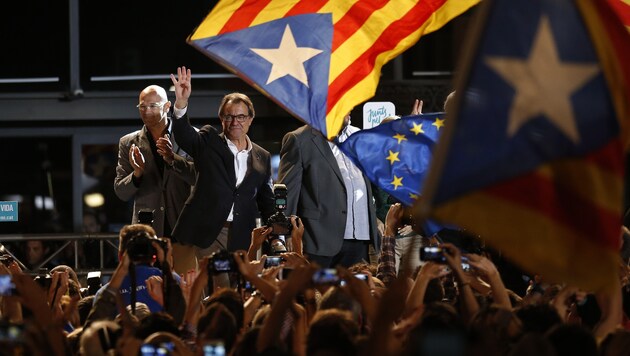 Das Bündnis des katalanischen Ministerpräsidenten Mas (Mitte) holte sich die absolute Mehrheit. (Bild: AP)