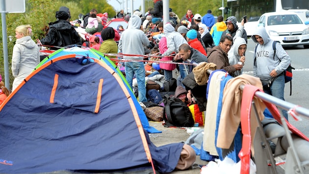 Salzburg: Flüchtlinge warten an der Grenze zu Deutschland. (Bild: AP)