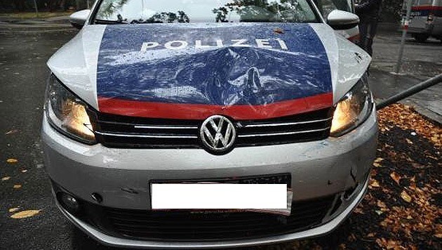 Gleich zweimal rammte der Lenker aus Rumänien das Polizeiauto. Die Beamten wurden leicht verletzt. (Bild: LPD WIEN)