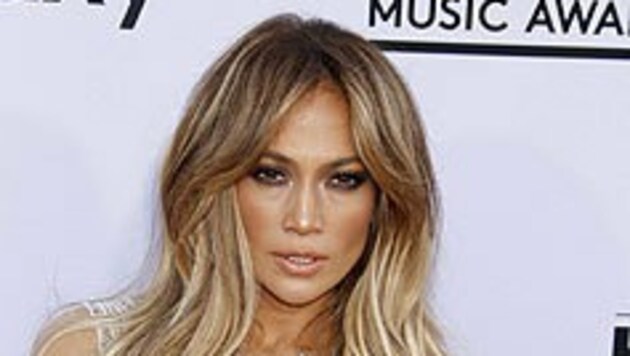 Auch mit 45 und zwei Kindern sieht Jennifer Lopez keinen Grund, sich zu bedecken. (Bild: AFP)