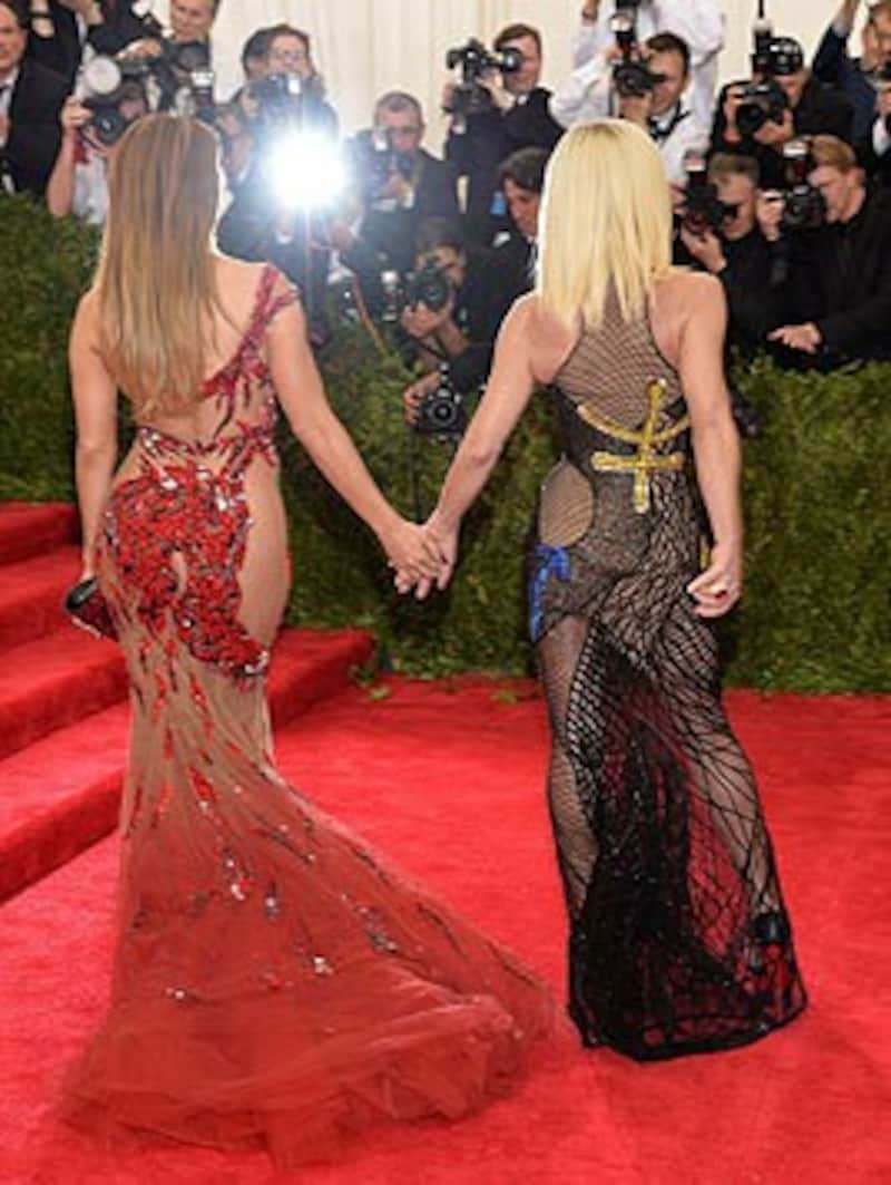 Jennifer Lopez Hand in Hand mit Designern Donatelle Versace, ebenfalls in einem Nacktkleid (Bild: AFP)