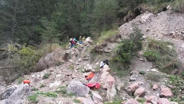 Schwierige Bergung: Über steiles und felsiges Gelände mussten die Retter den Leichnam bergen. (Bild: FF Lofer)