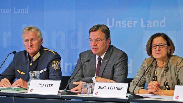 Werner Senn, Leiter der Flugpolizei (li.), bejaht die Entscheidung von Platter und Mikl-Leitner. (Bild: Christof Birbaumer/Kronenzeitung)