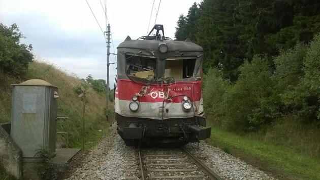 Der Lokführer wurde eingeklemmt und tödlich verletzt. (Bild: Einsatzdoku.at)