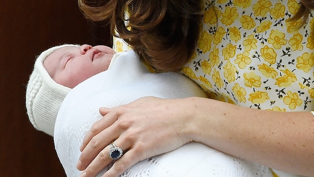 Mit ihren vier Monaten ist Prinzessin Charlotte bereits eine Stilikone wie ihre Mama Kate. (Bild: APA/EPA/FACUNDO ARRIZABALAGA)