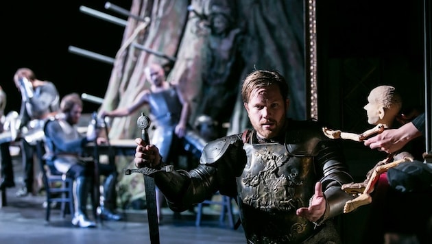 König Artus (Jan Fredrik Hofmann) wird von Merlin (Michael Pietsch) zum König gemacht. (Bild: Lupi Spuma/Schauspielhaus Graz)