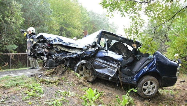 Für den Lenker dieses Autos gab es keine Rettung mehr. Er starb noch vor Ort. (Bild: Einsatzdoku.at)