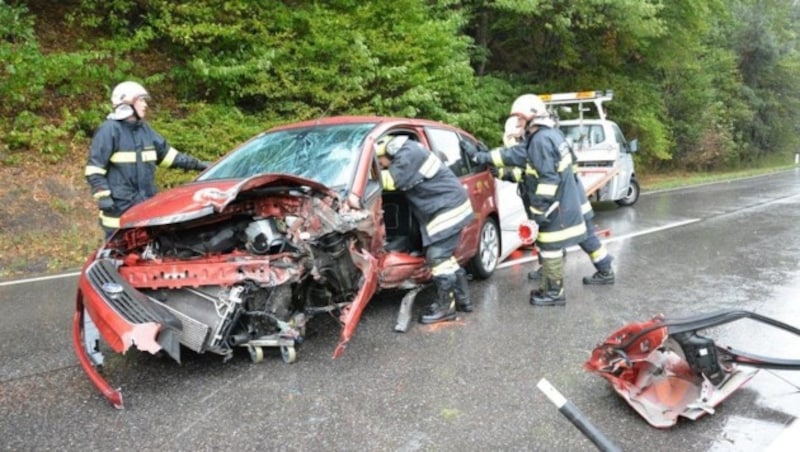 Der Lenker des zweiten Pkws wurde schwer verletzt ins Spital eingeliefert. (Bild: Einsatzdoku.at)