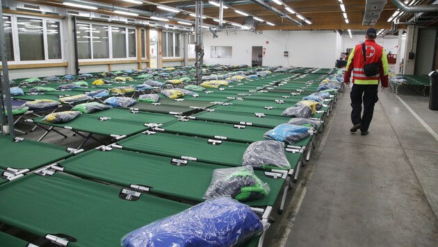 In der Notunterkunft in Klagenfurt werden etwa 800 Flüchtlinge betreut. (Bild: Kronenzeitung)