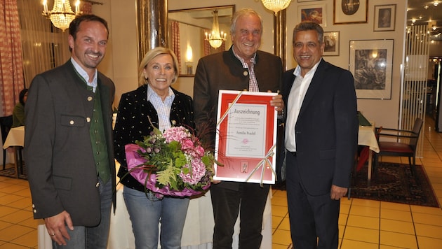 Bürgermeister Mock und Marktreferent Rudi Egger haben Iska und Hermann Prechtl ausgezeichnet. (Bild: Stadtpresse St. Veit/Glan)