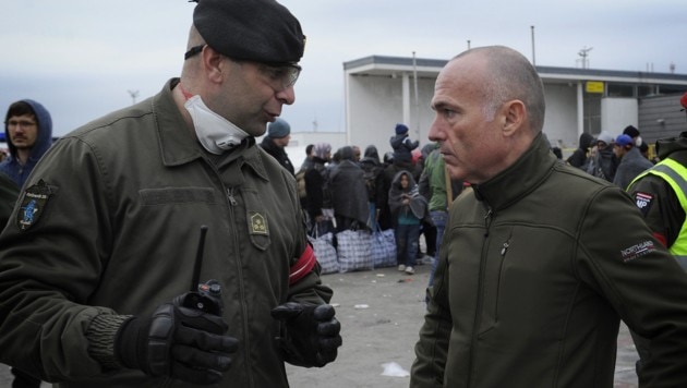 Verteidigungsminister Gerald Klug informiert sich bei einem Bundesheer-Hauptmann über die Lage. (Bild: GUNTER PUSCH/HBF)