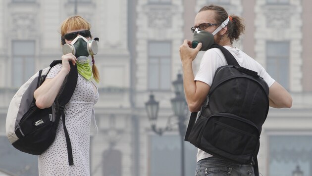 In Großstädten schon ein gewohntes Bild: Passanten, die gegen Feinstaub Atemmasken aufsetzen (Bild: AFP)