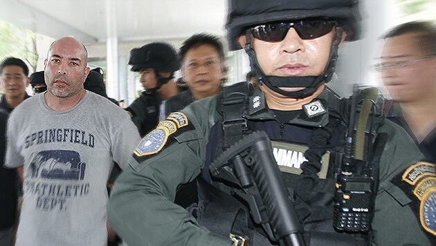 Der frühere Ausbildner der US-Armee Joseph "Rambo" Hunter nach seiner Festnahme in Thailand (Bild: EPA, krone.at-Grafik)