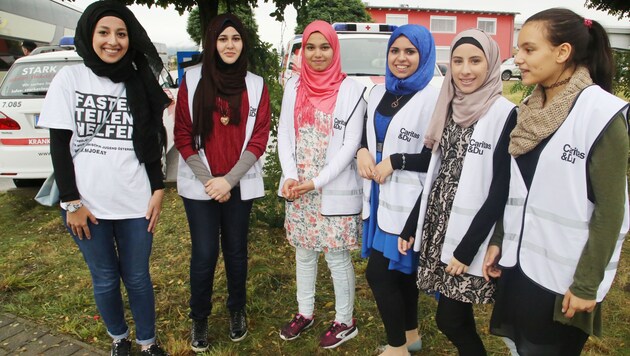 Fatima Rasras (links) und ihre Freundinnen helfen gerne in der Notunterkunft aus. (Bild: Kronenzeitung)