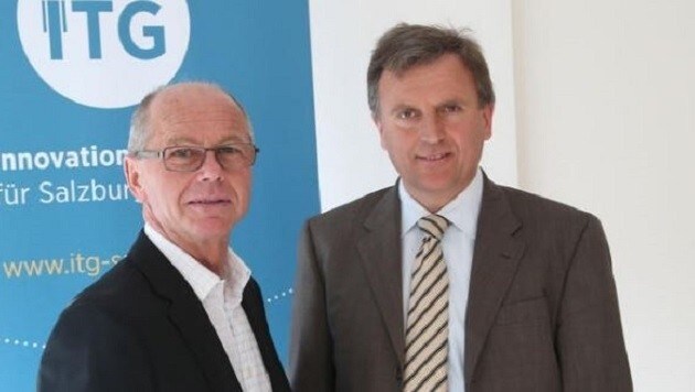 DDr. Sebastian Huber (rechts) folgt als Landesamtsdirektor auf Heinrich Marckhgott. (Bild: Franz Neumayr)