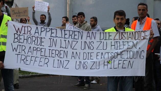Syrische Asylwerber demonstrierten in Linz für raschere Asylbescheide. (Bild: Christoph Gantner)