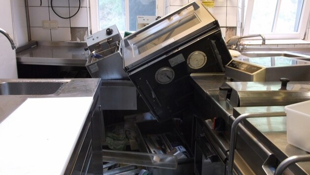 Die Geräte in der Küche wurden durch die Wucht des Aufpralles beschädigt (Bild: LMdV W. Roßmann)