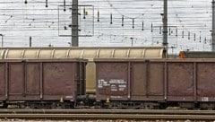 Der junge Mann war auf einen Waggon am Bahnhof geklettert und in den Stromkreis der Oberleitung geraten. Er kämpft aktuell um sein Leben (Symbolbild).  (Bild: REINHARD HOLL (Symbolbild))