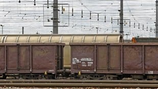 Der junge Mann war auf einen Waggon am Bahnhof geklettert und in den Stromkreis der Oberleitung geraten. Er kämpft aktuell um sein Leben (Symbolbild).  (Bild: REINHARD HOLL (Symbolbild))