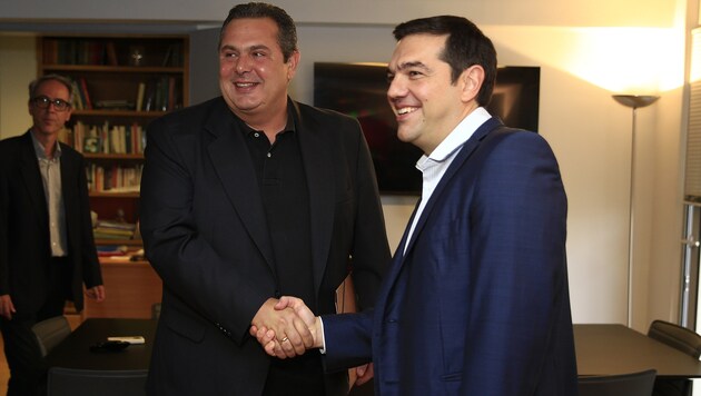 Syriza-Chef Tsipras und Anel-Chef Kammenos besiegeln ihre erneute Zusammenarbeit in Athen. (Bild: AP)
