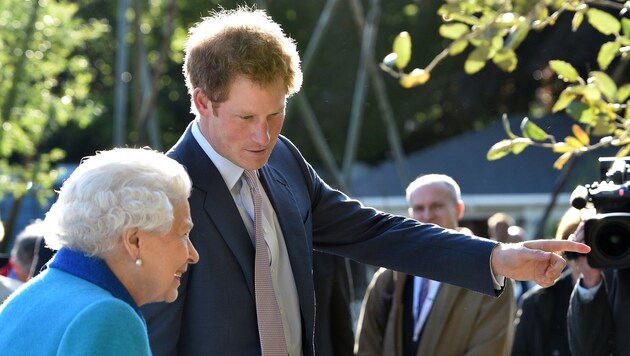 Prinz Harry - hier mit der Queen - sollte nach dem Willen des rothaarigen Attentäters König werden. (Bild: AP)