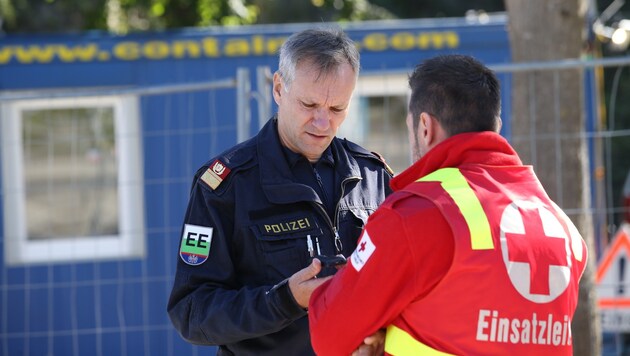 Die Einsatzleiter am Dienstag: Klaus Rexeis (Polizei) und Klaus Steinwender (Rotes Kreuz). (Bild: Sepp Pail)