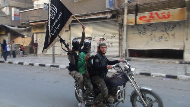 Statt Luxusauto ein altes Motorrad für drei: IS-Terroristen fielen auf leere Versprechungen herein. (Bild: AFP)