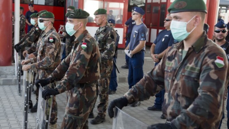 Ungarische Soldaten am Grenzübergang Beremend (Bild: AP)