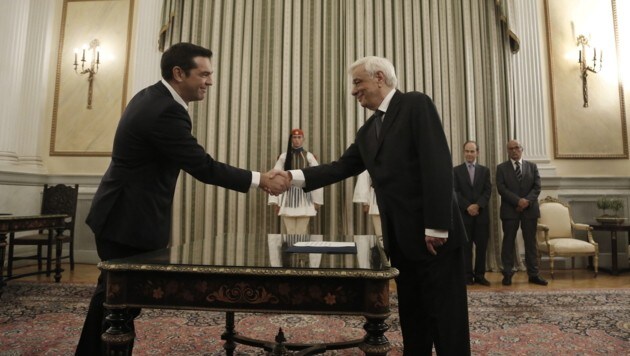 Präsident Pavlopoulos (rechts) gratuliert dem neuen alten Premier Tsipras. (Bild: APA/EPA/YANNIS KOLESIDIS)