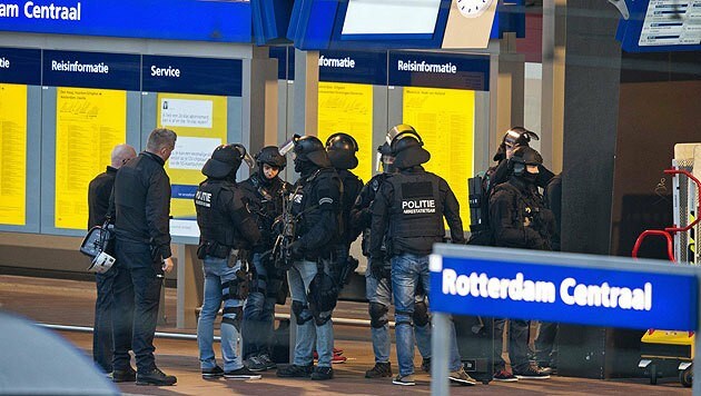 Sondereinheiten der Polizei am Rotterdamer Bahnhof (Bild: APA/EPA/JERRY LAMPEN)