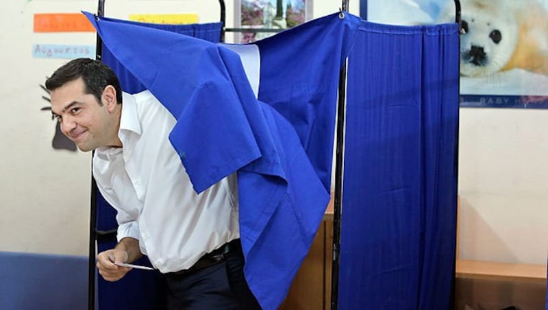 Syriza-Chef Alexis Tsipras nach seiner Stimmabgabe (Bild: AP)