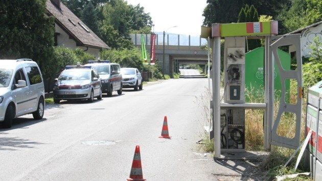 Diese Telefonzelle am Schwarzen Weg in Graz wurde von der Bande in die Luft gesprengt (Bild: KRONEN ZEITUNG)