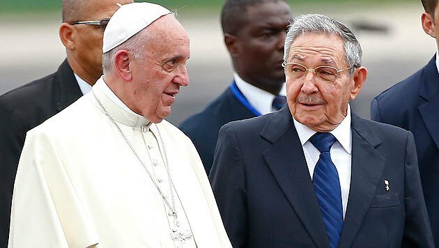 Papst Franziskus wurde am Flughafen von Staatschef Raul Castro empfangen. (Bild: AP)
