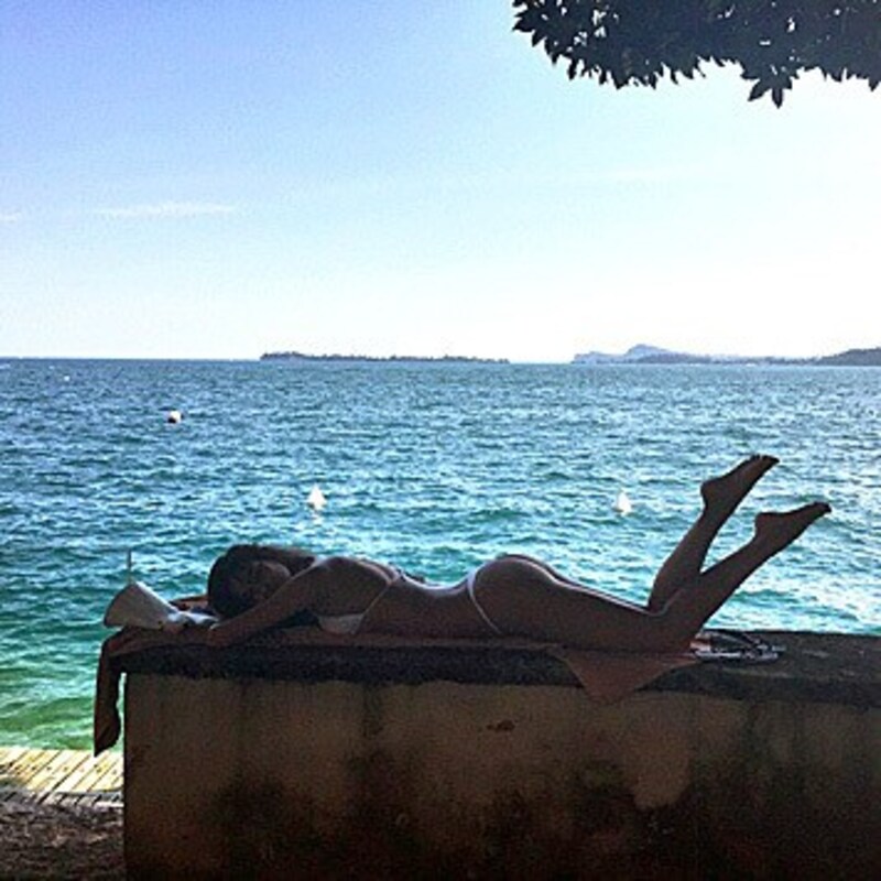 Diesen sexy Gruß sendet Irina Shayk aus dem Turtelurlaub auf Capri an ihre Fans. (Bild: instagram.com/irinashayk)