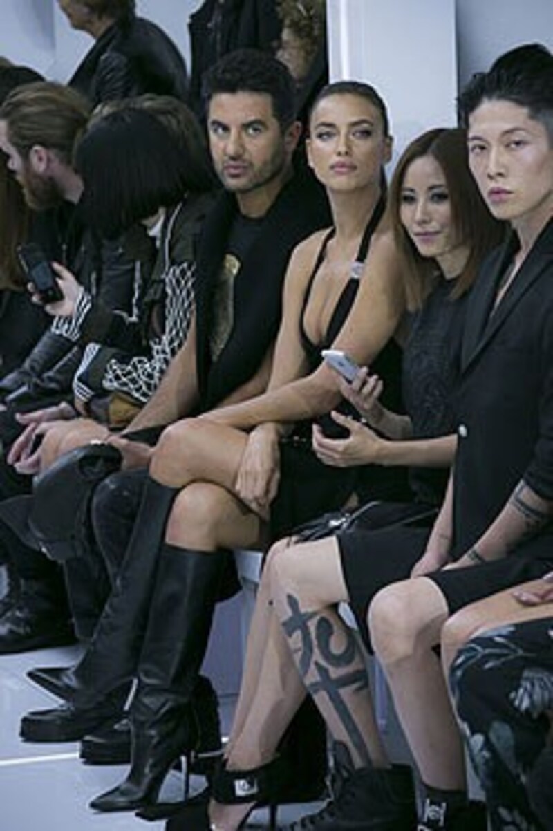 Irina Shayk bei der Versace-Schau in der Front-Row mit ihren heißen Stiefeln. (Bild: AP)