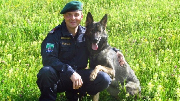 Hundeführer Christian Scherl mit Spürnase "Odie" (Bild: LPD Tirol)
