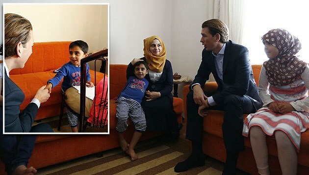 Außenminister Kurz während seines Besuchs bei einer Flüchtlingsfamilie in der Türkei (Bild: APA/AUSSENMINISTERIUM/DRAGAN TATIC)