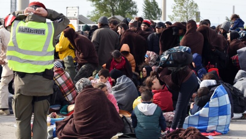 Flüchtlinge am Grenzübergang Nickelsdorf (Bild: APA/HERBERT P. OCZERET)