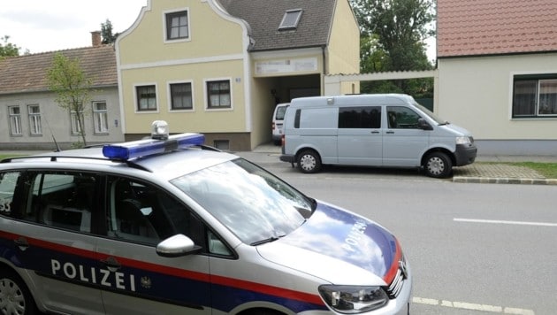Polizei und Spurensicherung am Ort des Geschehens (Bild: APA/HERBERT PFARRHOFER)