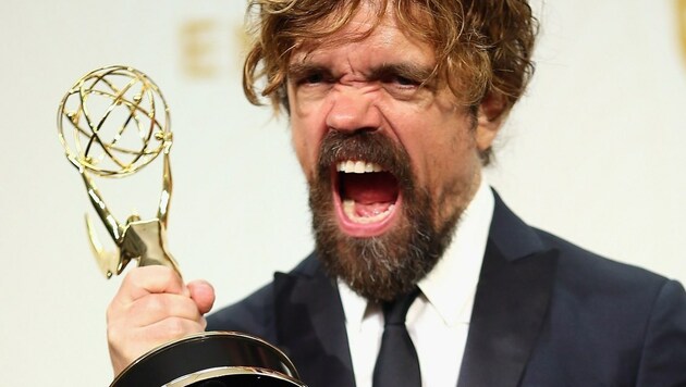 "Game of Thrones" war der große Abräumer bei den Emmy Awards. Gewinner Peter Dinklage jubelt. (Bild: AfP)