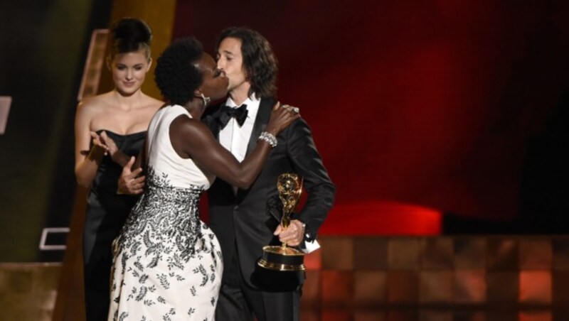 Beste Darstellerin Viola Davis Adrien Brody, der ihr den Emmy überreicht hat. (Bild: Chris Pizzello/Invision/AP)