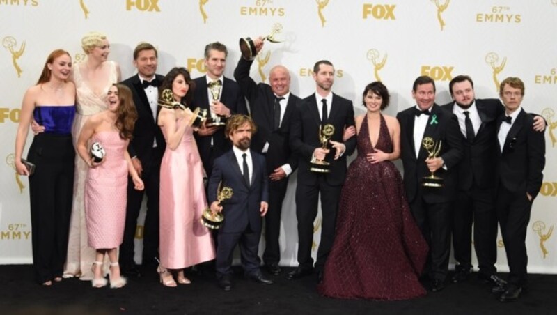 Der "Game of Thrones"-Cast und die Macher jubeln über ihre Emmys. (Bild: AFP)