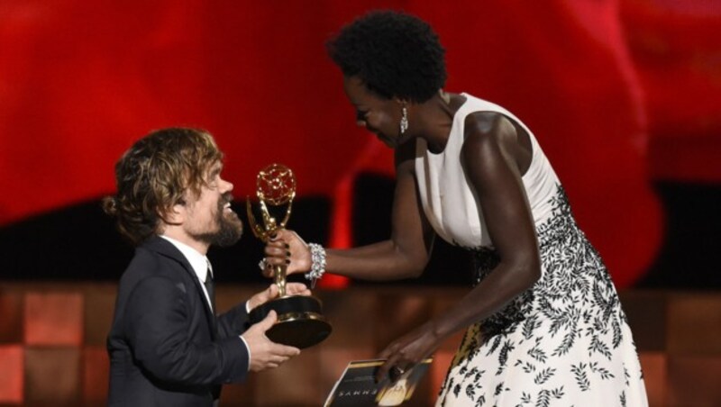 Viola Davis überreicht Peter Dinklage den Emmy als bester Nebendarsteller in einer Dramaserie. (Bild: Chris Pizzello/Invision/AP)