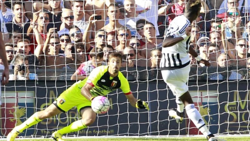 Paul Pogba trifft vom Elferpunkt zum 2:0 beim FC Genoa. (Bild: AP)