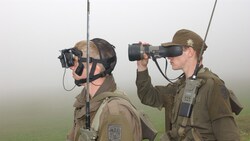 Soldaten im Assistenzeinsatz überwachen die grüne Grenze ganz genau. (Bild: APA/ROBERT JAEGER)