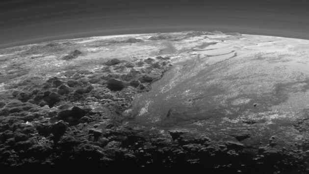 Die eisige Oberfläche und die Atmosphäre von Pluto (Bild: NASA/JHUAPL/SwRI)
