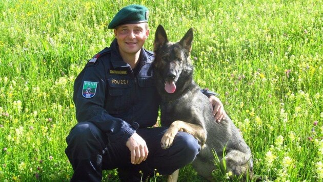 Polizeihund "Odie" mit seinem Herrl Christian Scherl (Bild: LPD Tirol)