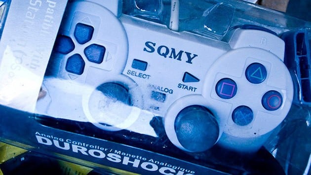Den Dualshock-Controller von Sony kennt man. Hier handelt es sich jedoch um den Duroshock von SQMY. (Bild: flickr.com/photos/spanier/4045965489)